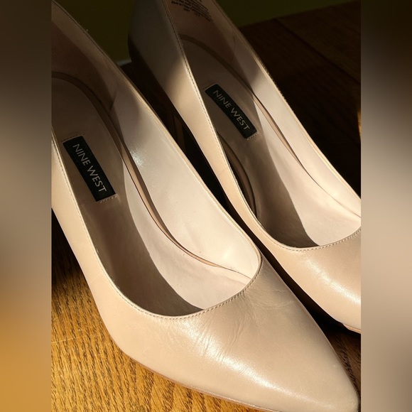 NINE WEST Pointy Dress Pumps.  Tan/Nude. Size 8.5M GUC - Picture 9 of 9